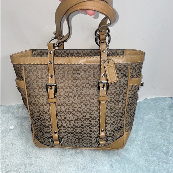 Coach ‘Lunch’ Signature Tote - Picture 1 of 17